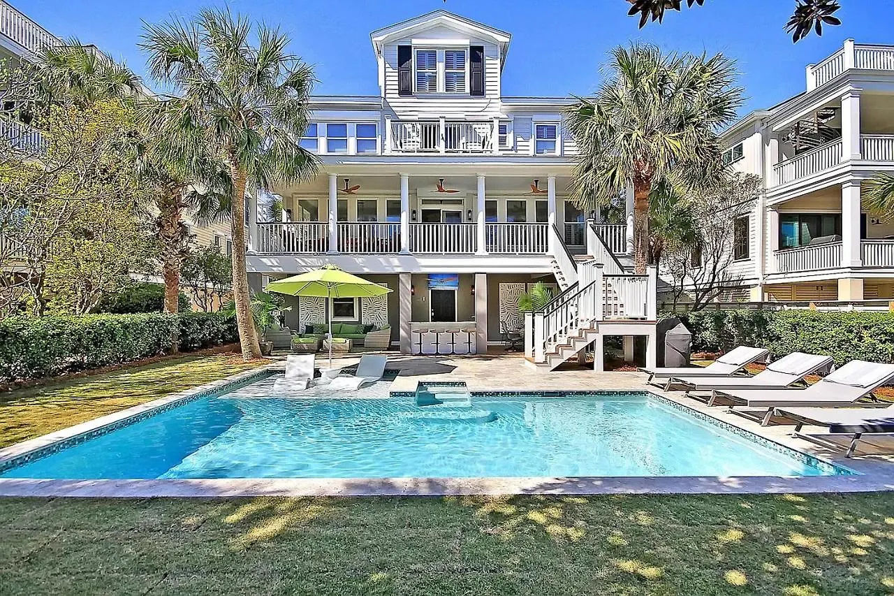 Backyard Oasis- Steps 2 Beach, Private Pool & Bar, Sleeps 16, 7 Bedrooms 5 And A Half Bathrooms 