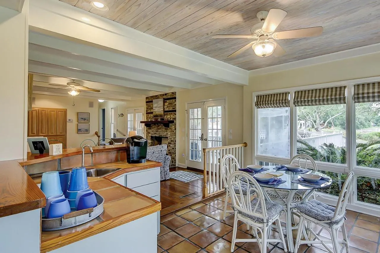Under The Oaks - Island Living At Its Holiday home Isle of Palms