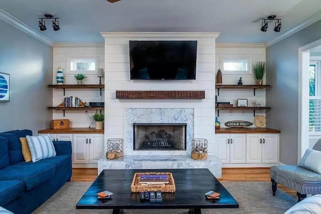 Backyard Oasis- Steps 2 Beach, Private Pool & Bar, Sleeps 16, 7 Bedrooms 5 And A Half Bathrooms 