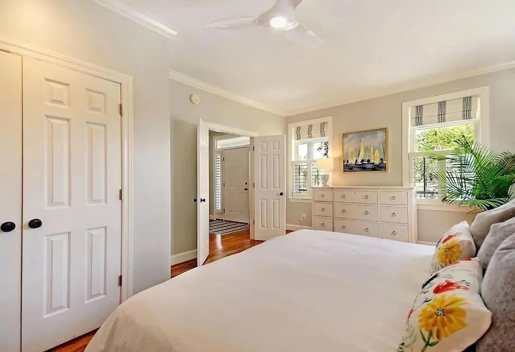 Backyard Oasis- Steps 2 Beach, Private Pool & Bar, Sleeps 16, 7 Bedrooms 5 And A Half Bathrooms 