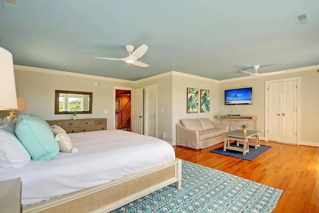 Backyard Oasis- Steps 2 Beach, Private Pool & Bar, Sleeps 16, 7 Bedrooms 5 And A Half Bathrooms 