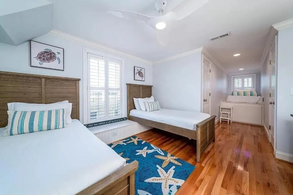 Backyard Oasis- Steps 2 Beach, Private Pool & Bar, Sleeps 16, 7 Bedrooms 5 And A Half Bathrooms 