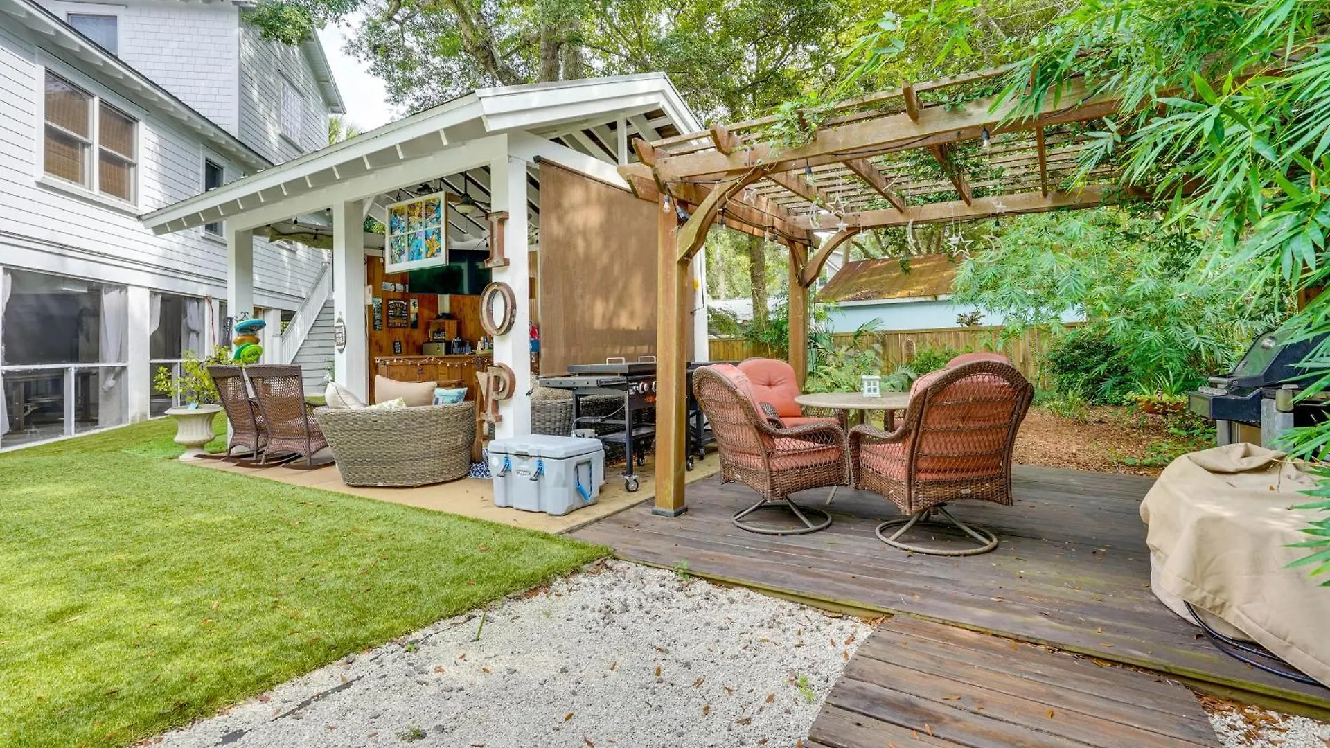 Walk To Gem With Pool And In Isle Of Palms! Holiday home