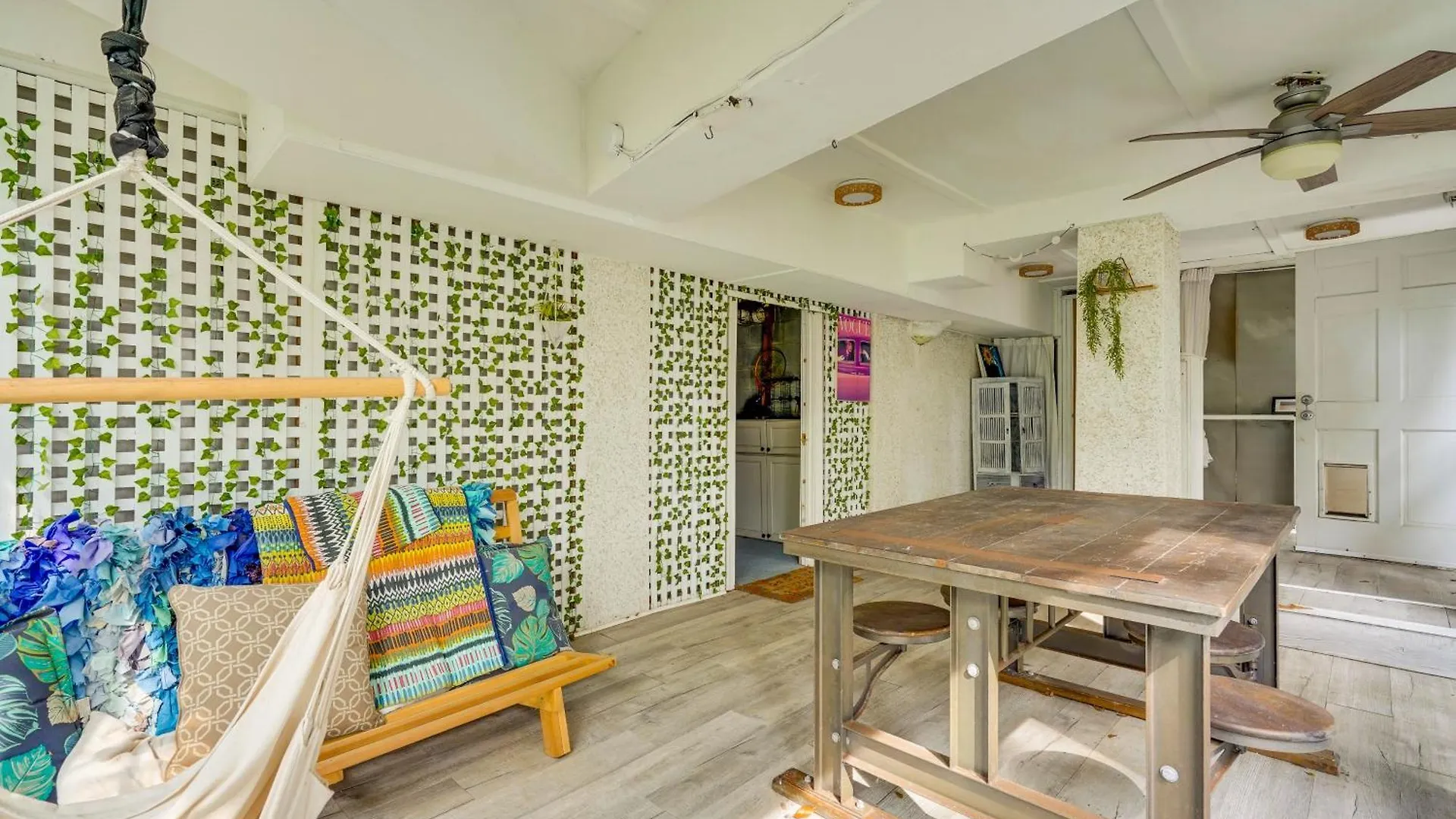 Holiday home Walk To Gem With Pool And In Isle Of Palms!