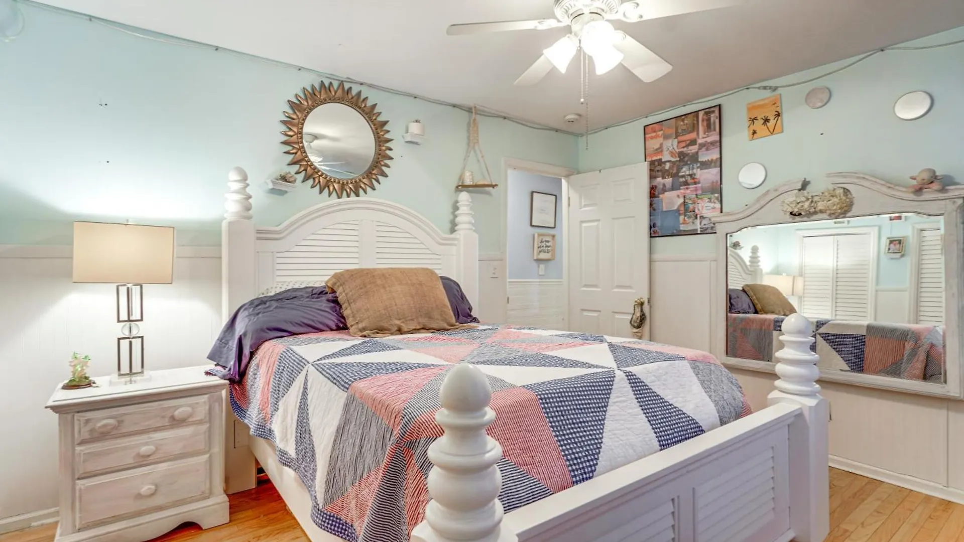 Walk To Gem With Pool And In Isle Of Palms! Holiday home