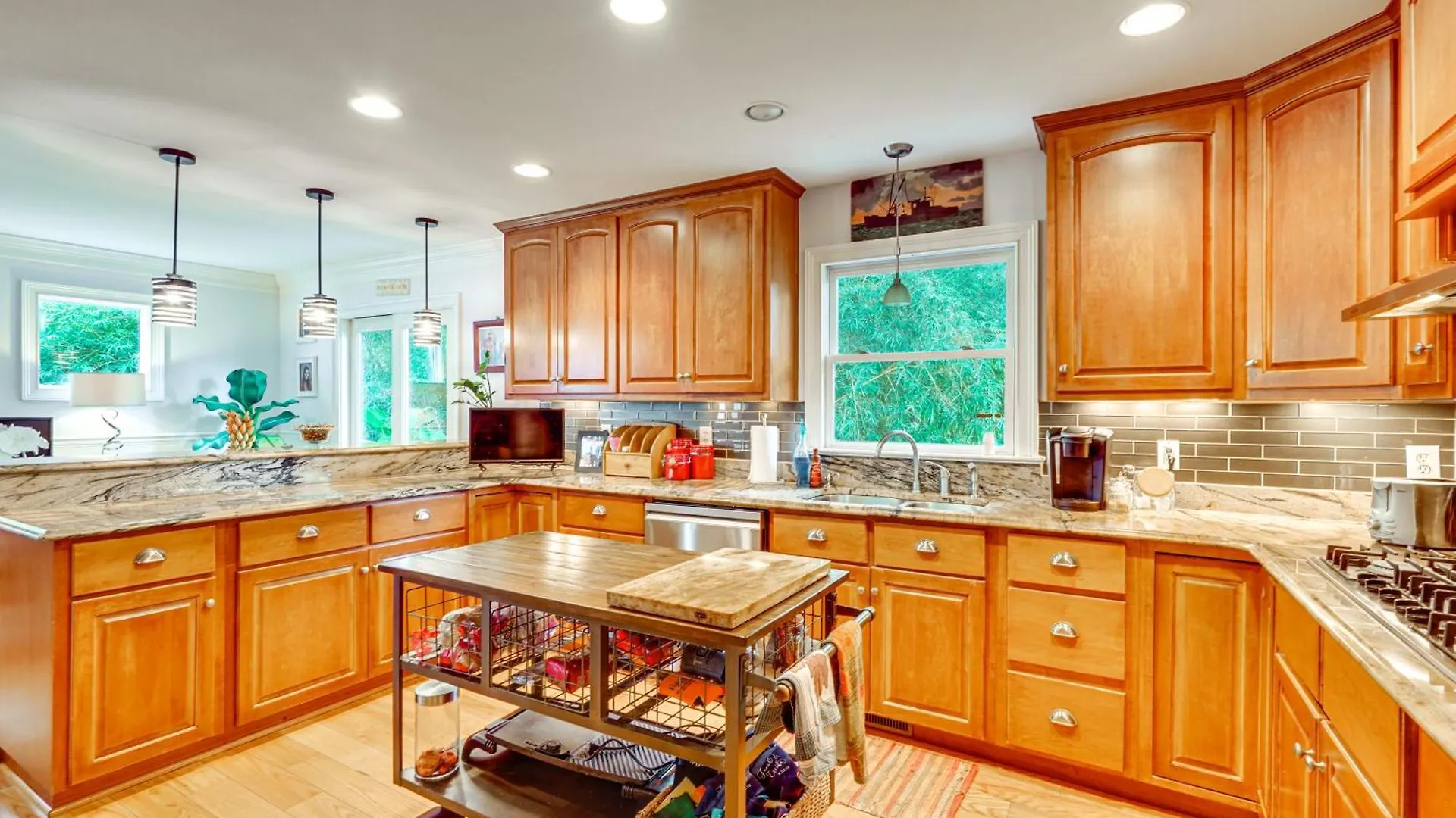 Walk To Gem With Pool And In Isle Of Palms! Holiday home Isle of Palms