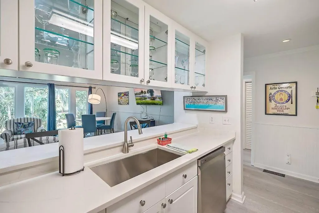 Apartment New Listing! Lagoon 23 - Modern! Near Beach! *