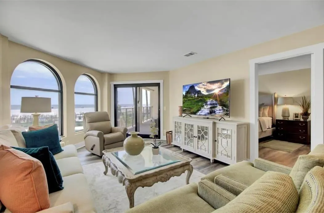 Apartment 117 Seascape By Avantstay Oceanfront Breathtaking Views Communal Swimming Pool Isle of Palms